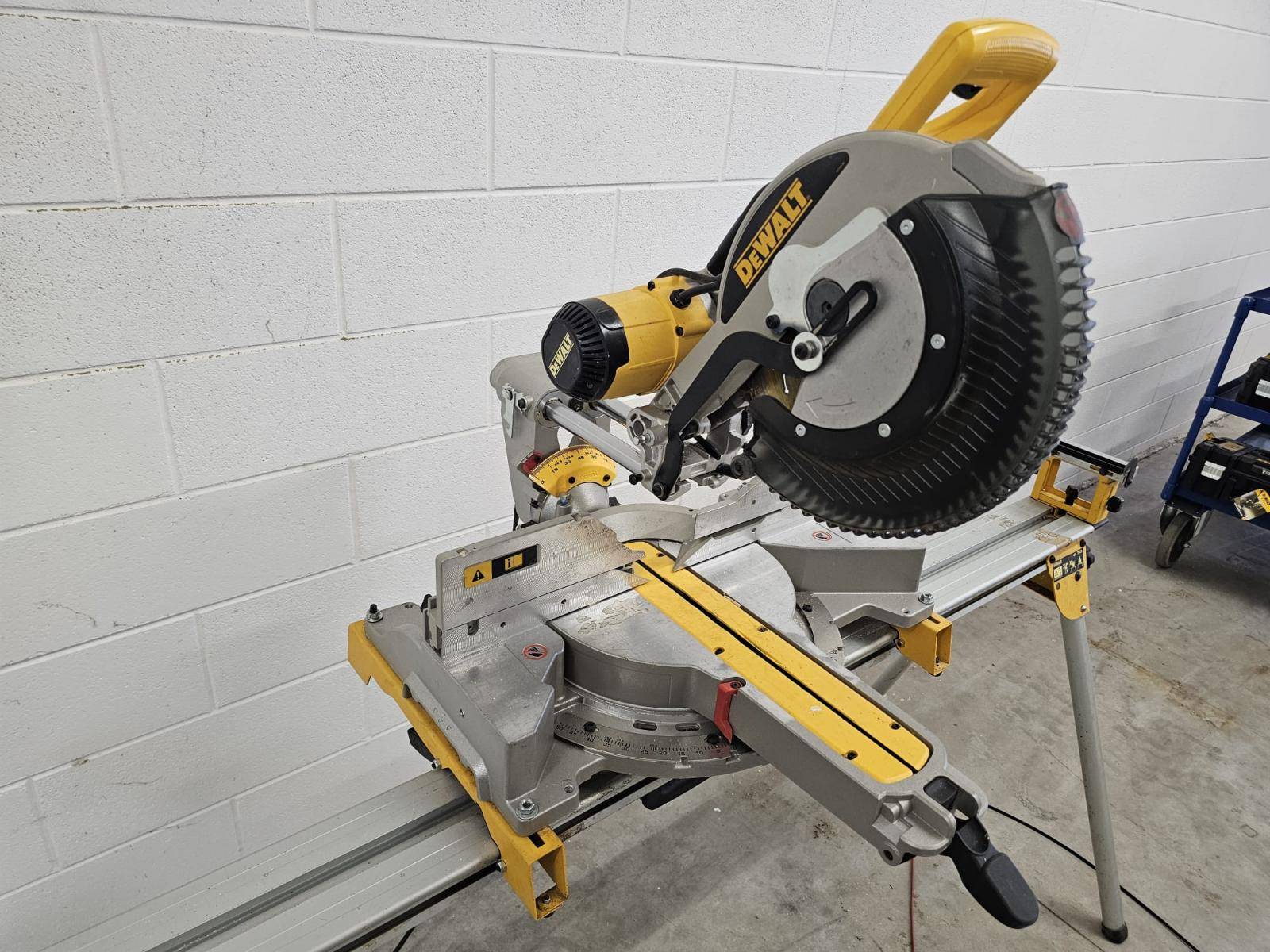 Cross cut saw DEWALT DWS 780-QS - Thumbnail 4