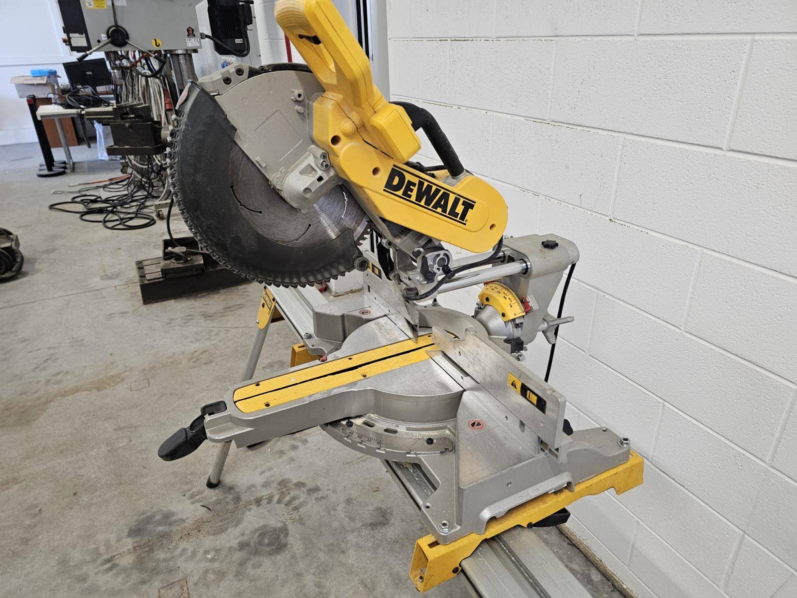 Cross cut saw DEWALT DWS 780-QS - Thumbnail 7