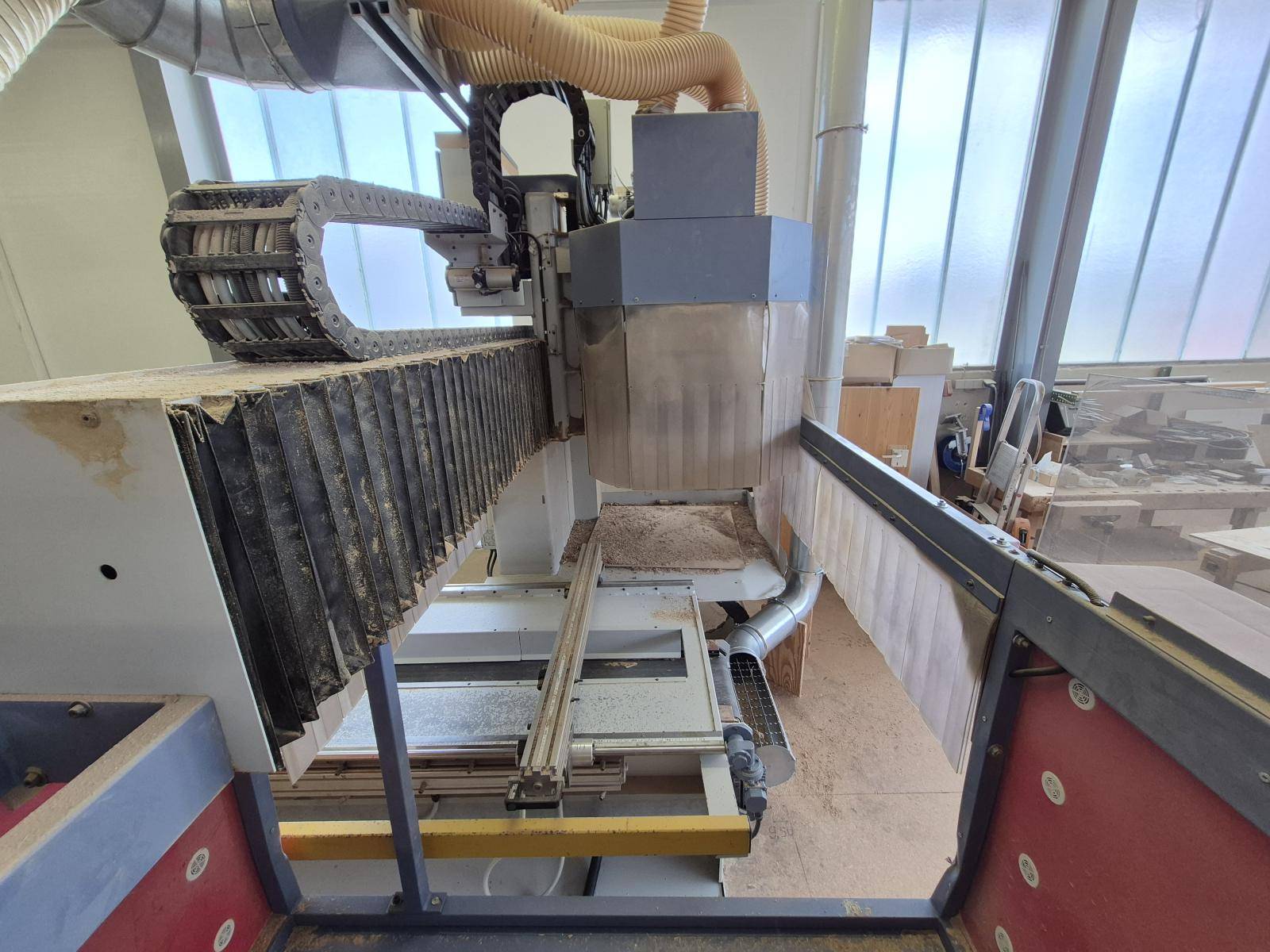 Auction MAKA 5 axes milling centre HC 57 ROBOT