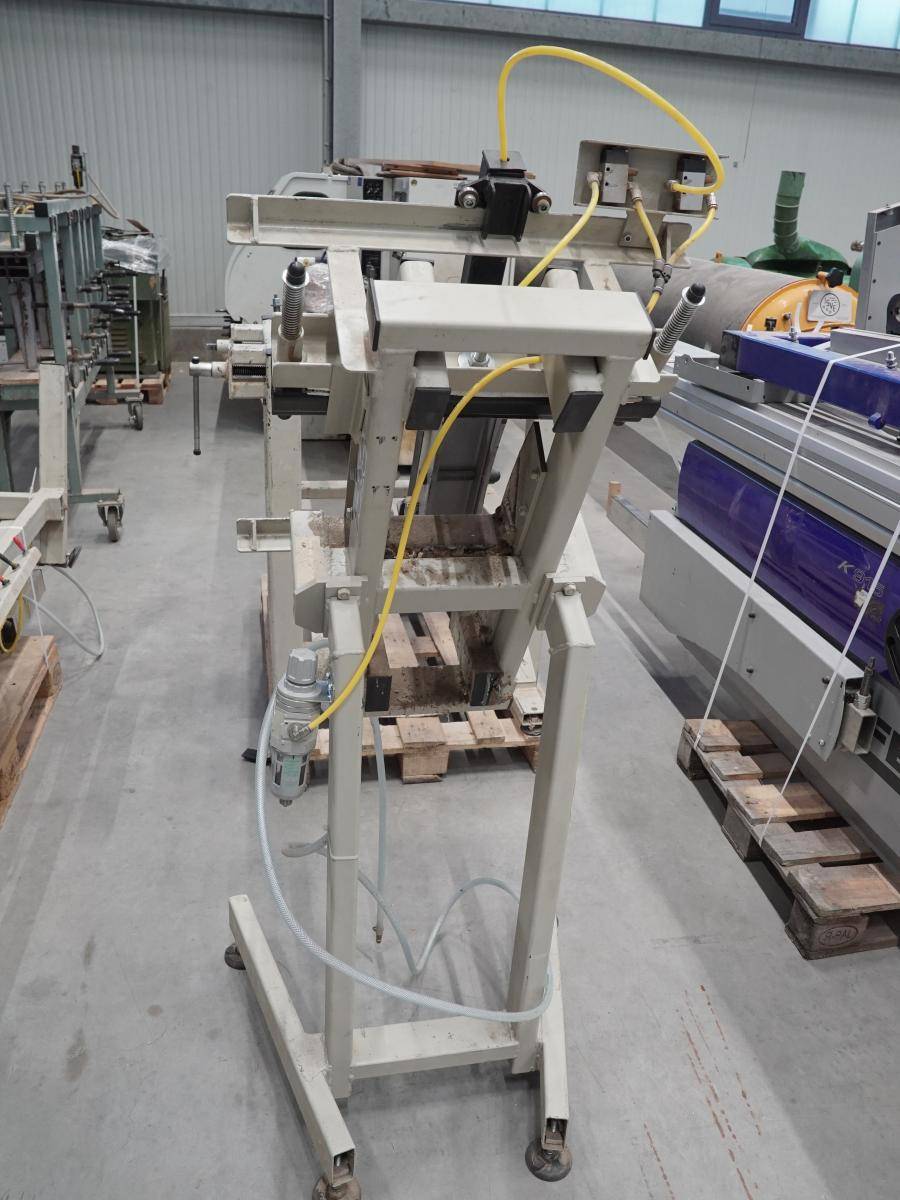 Auction 17.2.26: Assembly press for chairs TECHFA SPO